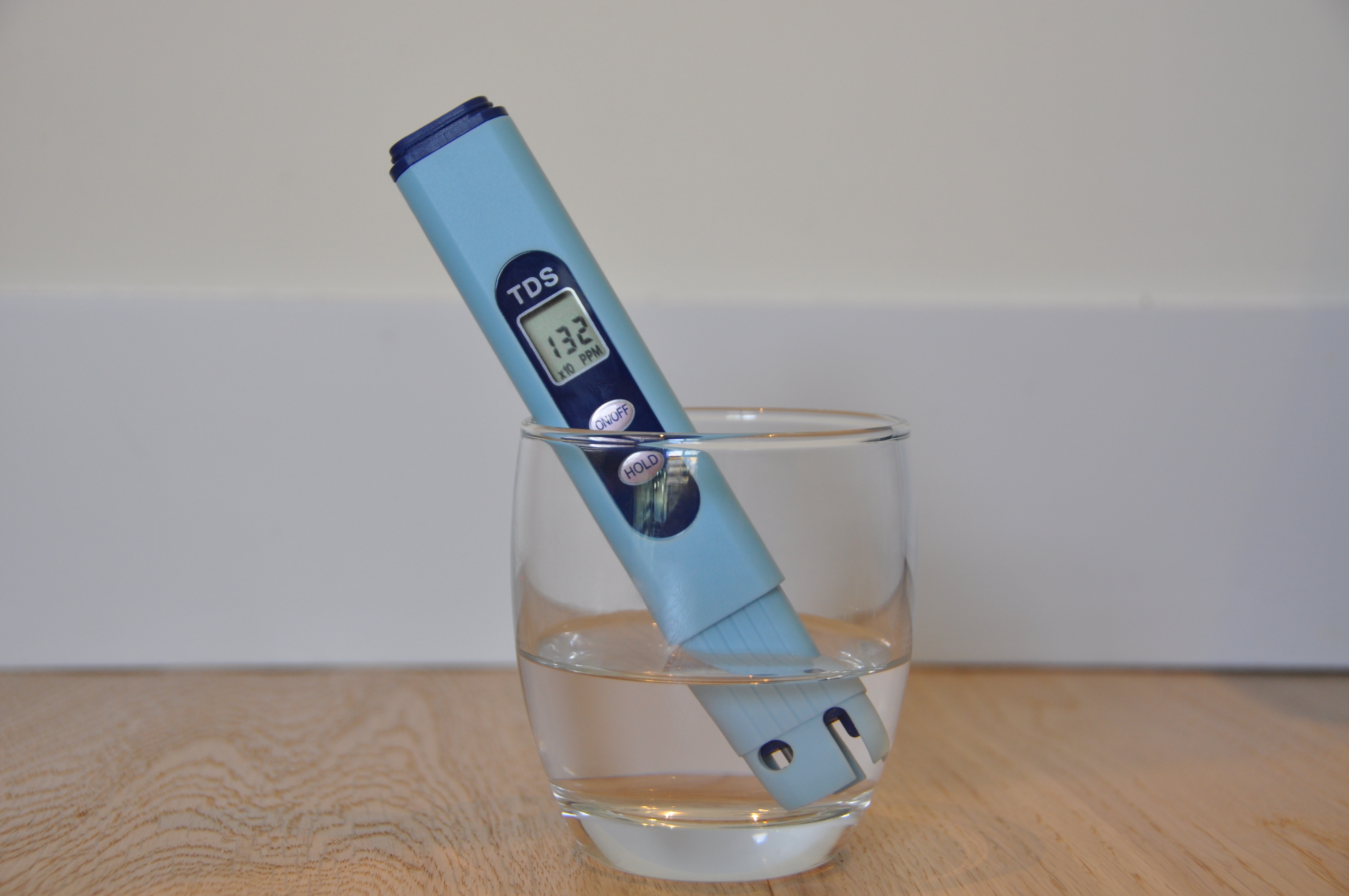 Midiendo mi solución super concentrada, a 1.320 PPM (hay que multiplicar por 10 si pone "x10")