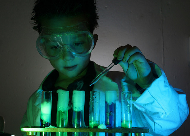 Niño con bata preparando su fórmula de nutrientes