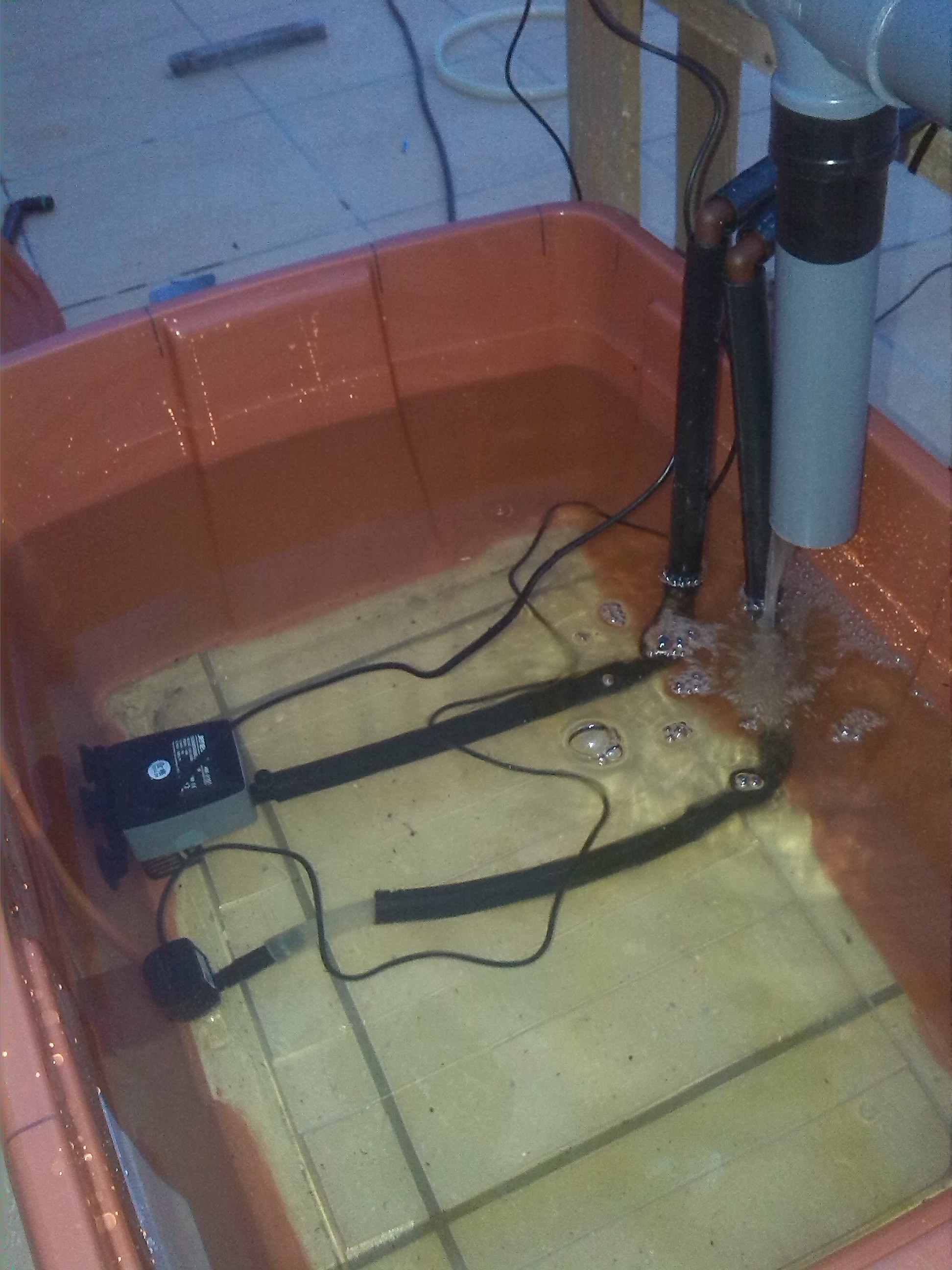 Depósito del sistema con dos bombas de agua.